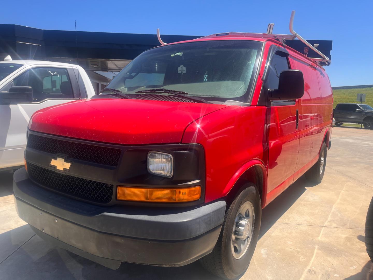 2016 RED CHEVROLET EXPRESS WORK VAN 2500 Cargo (1GCWGAFF2G1) with an 4.8L V8 FFV engine, 6A transmission, located at 8101 E. Skelly Dr., Tulsa, OK, 74129, (918) 592-3593, 36.121891, -95.888802 - Photo#0